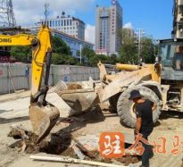 轻轻操逼逼高温下的坚守｜道路建设者用汗水铺就畅通路